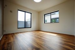 同仕様写真。寛ぎの時間を紡ぎだす主寝室は、大型ベッドを置いても余裕の広さを確保しています。