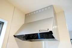 お手入れが簡単なスリム型レンジフードです。調理により発生する油煙や臭いを吸い込み、屋外へ排気してくれます。