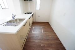 リビングやダイニングからキッチン周りが丸見えにならない対面式キッチン。テレビ鑑賞や家族との対話がしやすく、ご家族の温かい時間を演出します。