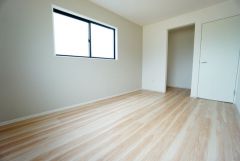ご夫婦お二人のプライベートシーンを演出する寝室は、大容量のウォークインクローゼット付き。