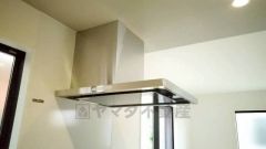 風量が弱・強と切替え可能なレンジフードが調理中の煙をしっかり吸い込みます。手元を照らすライト付きです。