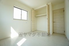 同仕様写真。住む人のこだわりを活かす洋室。日当たりがよく、寝室としての利用もおすすめ。広めのクローゼットには荷物をすっきり片付けられ、ゆとりのある暮らしが出来ます＾＾