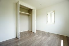 暖かい日差しが差し込む洋室。たっぷり収納できるクローゼット付きでお部屋の中をすっきりと快適に保てます。