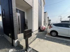 家の顔となる玄関扉がかっこいいと、たくさんの人を招き入れたくなりますね＾＾奥まって設置されており、雨にも濡れにくくなっています。