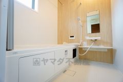 1日の疲れを癒すくつろぎのバスルーム。足を伸ばしてもゆったりと入れるサイズです。お子様と一緒にお風呂に入っても狭くないですね^^