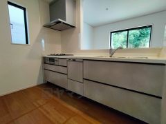 リビングやダイニングからキッチン周りが丸見えにならない対面式キッチン。テレビ鑑賞や家族との対話がしやすく、ご家族の温かい時間を演出します。