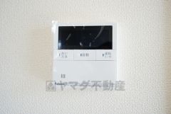 キッチン横からお湯張り、追い炊き、足し湯がボタン一つで楽々操作できる給湯機リモコンです。忙しい夕飯準備の時間帯に重宝しますね。
