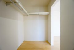 同仕様写真。洋室にはハンガーパイプ付きのウォークインクローゼットが設けられています。たっぷり収納できるので衣替えの心配もいりませんね＾＾