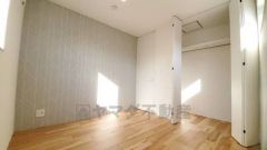 暖かい日差しが差し込む洋室。たっぷり収納できるクローゼット付きでお部屋の中をすっきりと快適に保てます。