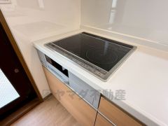 汚れてもサッとふける、お手入れのしやすいIHクッキングヒーター。オール電化なので経済的です。