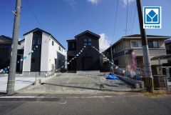 周辺は落ち着いた住宅街＾＾10年間の瑕疵保証が付いた安心の新築戸建。最新の設備で気持ちの良い新生活を送りませんか。毎日のお料理やバスタイムが楽しみになりますね。