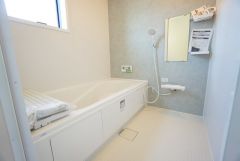 1坪以上の広い浴室なら、お子様と並んで体を洗ってもゆとりがあります。お湯張り、追い炊き、足し湯がボタン一つで楽々操作できる浴室操作パネルです。
