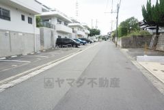 広々した前面道路は、交通量も少なく小さなお子様も安心。