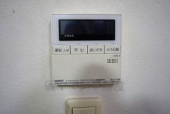 キッチン横からお湯張り、追い炊き、足し湯がボタン一つで楽々操作できる給湯機リモコンです。忙しい夕飯準備の時間帯に重宝しますね。