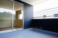 同仕様写真。幅広のインナーバルコニーは急な雨から洗濯物を守りやすく、眩しすぎる日差しも和らげます。