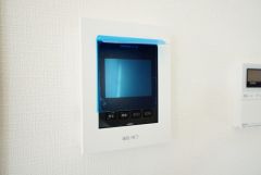 防犯はもちろん、セールスマン対策にもなるモニター付きインターホンです。お子さん1人での留守番時にも活躍しそうです。