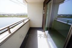 陽当たりの良いバルコニーです。お洗濯やお布団干しはもちろん、日光浴スペースにも。