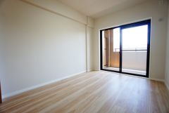机やベッドを置いても広々とした空間です＾＾子供部屋としての利用もおすすめ。