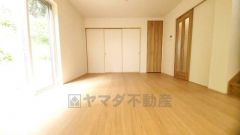 リビングは広々とした設計で、家族が集い、寛ぐ暮らしの空間を演出しています。思い思いの時間を過ごしたり、家族みんなで食事をしたり、素敵な団らんの場になりますね。