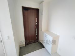 たっぷり収納できるシューズボックスです。家族全員の靴がきれいに整頓できます。棚の上にお花や写真を飾っても良いですね。