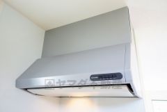 お手入れが簡単なスリム型レンジフードです。調理により発生する油煙や臭いを吸い込み、屋外へ排気してくれます。