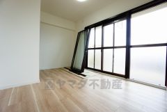 明るい洋室です。ナチュラル色のフローリングで開放的な優しい雰囲気になっています＾＾ベッドや机、ＴＶを置いてもゆとりのある広さです。