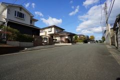 前面道路は広く、車同士がすれ違うスペースが十分にあります。落ち着いた住宅地内で快適な生活を実現してみませんか＾＾