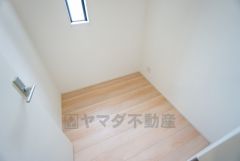 テレワークルーム。デスクを設置して書斎としても活用できますが、奥行きがあるので布団や衣替えの衣装なども楽々収納できます。