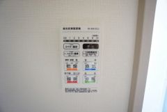 浴室暖房乾燥機付き。天候に左右されず、いつでも好きなときに洗濯物を干せるので、仕事や家事で忙しい方に重宝します。