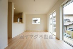 リビングは広々とした設計で、家族が集い、寛ぐ暮らしの空間を演出しています。思い思いの時間を過ごしたり、家族みんなで食事をしたり、素敵な団らんの場になりますね。