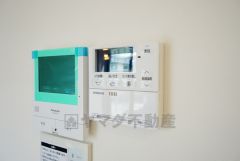 キッチン横からお湯張り、追い炊き、足し湯がボタン一つで楽々操作できる給湯機リモコンです。忙しい夕飯準備の時間帯に重宝しますね。