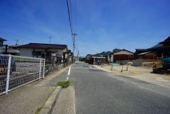 現地（2025年5月8日）撮影。ゆったりとした7ｍ幅の道路をはさんでいることで陽射しを遮られることなくとても明るいです。