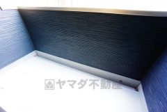 陽当たりの良いバルコニーです。お洗濯やお布団干しはもちろん、日光浴スペースにも。足元は防水工事施工済です。