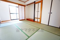 居心地も良い和室は、ワークスペースとしても有効。お仕事を頑張ってちょっと疲れたら、畳に寝転がることもできますね。