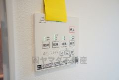 雨の日の洗濯も安心できる浴室暖房乾燥機付き浴室。リモコンで操作もボタン1つで簡単。