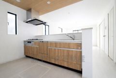 対面式カウンターキッチンからはお子様の様子が見守れます。ダイニングへの配膳や調理の時便利なカウンター付き。