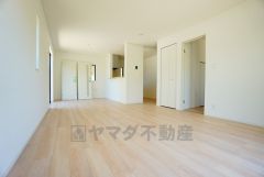大きな窓のあるリビングは、陽光あふれる明るい空間です。居心地良く、ご家族皆がゆったり寛げる憩いの空間となりそうです。