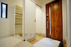 同仕様写真。ご家族の靴をスッキリと片付けられるシューズボックス付きの玄関です＾＾スッキリと片付いた玄関は気持ちがいいです。