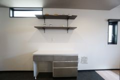 キッチンの背面には大型のカップボードが設置されています。食器収納としてはもちろん、作業台や家電置き場としても使えます。