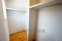 同仕様写真。収納力豊富なウォークインクローゼット。洋服や小物などを1箇所にまとめて美しい収納を実現します。