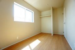 木目調のシンプルデザインで落ち着きと安らぎの空間に仕上げています。各部屋に収納が完備されているので、お荷物が増えても安心の設計です。
