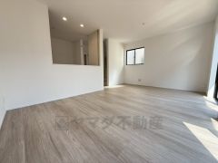 リビングは広々とした設計で、家族が集い、寛ぐ暮らしの空間を演出しています。思い思いの時間を過ごしたり、家族みんなで食事をしたり、素敵な団らんの場になりますね。