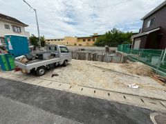 現地（2026年7月3日）撮影。3台まで並列駐車できるので、急な来客時やお子様が成人して車を所有するようになっても安心です。