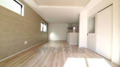 リビングは広々とした設計で、家族が集い、寛ぐ暮らしの空間を演出しています。思い思いの時間を過ごしたり、家族みんなで食事をしたり、素敵な団らんの場になりますね。