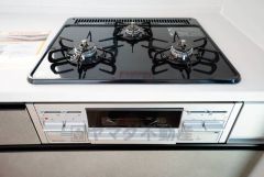 同時にたくさんの料理が調理できる3口コンロ。長時間熱を通しておきたい煮込み料理を作りながら、炒め物など同時進行で進められます。