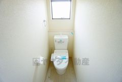 温水洗浄機付トイレです。節水機能もあるので、安心して使えますね。もちろん、1階2階の2ヶ所にトイレがあるので、忙しい朝にもゆとりができますね。