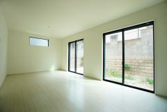 大きな掃き出し窓のあるリビングは、陽光あふれる明るい空間です。ゆったりと寛げる憩いの場となりそうです。