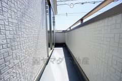 同仕様写真。陽当たりの良いバルコニーです。お洗濯やお布団干しはもちろん、日光浴スペースにも。足元は防水工事施工済です。