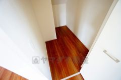 リビングにWIC付き。奥ゆきがあるのでスーツケースやシーズンオフの家電品などの大型の荷物を収納する事が出来ます。