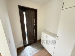 たっぷり収納できるシューズボックスです。家族全員の靴がきれいに整頓できます。棚の上にお花や写真を飾っても良いですね。